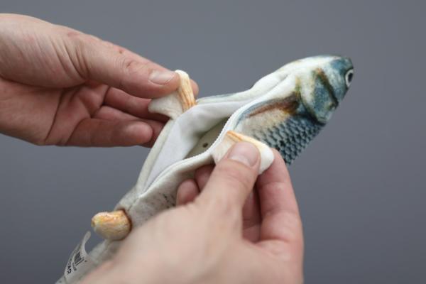 Katzenspielzeug Jumping Fish von Kerbl - interaktiv und mit aufladbarem Akku über USB-Kabel